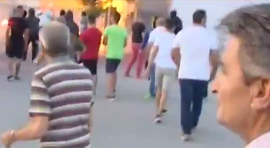 Ένταση στην πορεία στο Μενίδι: Κουκουλοφόροι πέταξαν μολότοφ σε σπίτι Ρομά [βίντεο]