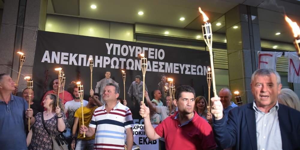 Συνδικαλιστές της ΠΟΕΔΗΝ «έχτισαν» την είσοδο του υπουργείου Οικονομικών [βίντεο]