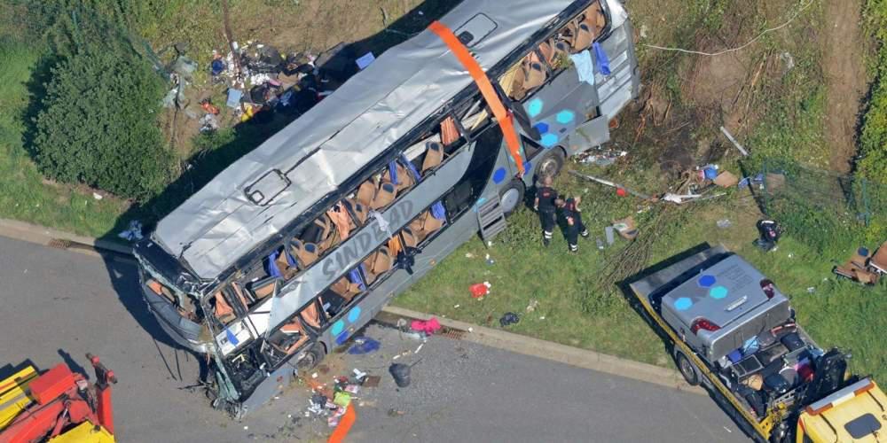Σφοδρή σύγκρουση και φωτιά σε λεωφορείο στην Γερμανία- Φόβοι για νεκρούς [εικόνες & βίντεο]