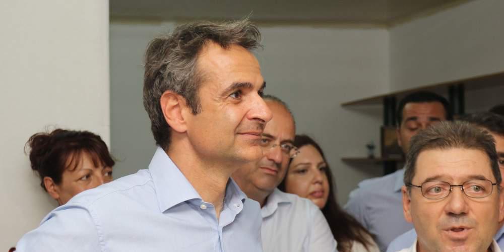 Στιγμές χαλάρωσης για τον… καλοκαιρινό Κυριάκο Μητσοτάκη στη Σίφνο [εικόνες]