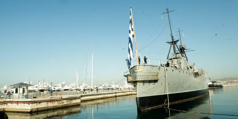 Το ταξίδι επιστροφής του θωρηκτού Αβέρωφ στον Φλοίσβο από ψηλά [βίντεο]