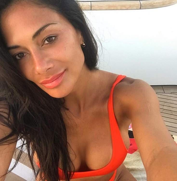 Η Nicole Scherzinger με κατακόκκινο μπικίνι στην Μύκονο [εικόνες]