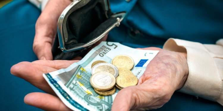 Από Δεκέμβριο ΕΚΑΣ στα 12 ευρώ - Η απόλυτη κοροϊδία σε βάρος 229.000 δικαιούχων!