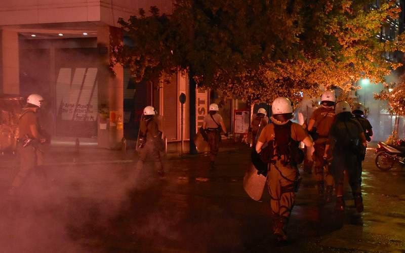 Μια από τα ίδια – Επιθέσεις με μολότοφ εναντίον των ΜΑΤ στα Εξάρχεια το βράδυ
