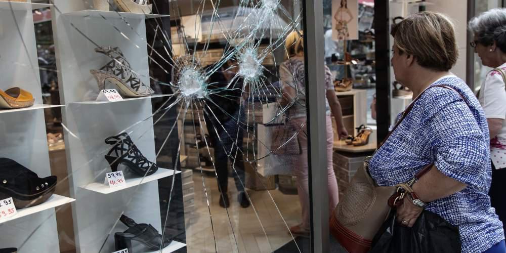 Μήνυση για τις ζημιές σε καταστήματα στην Ερμού από Καμίνη και εμπόρους