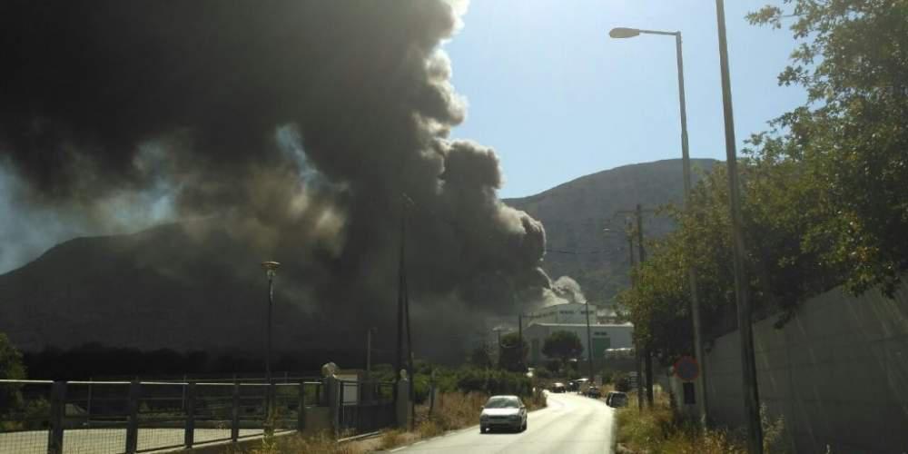 Κάηκε εργοστάσιο στρωμάτων στην Τύλισο της Κρήτης [βίντεο]