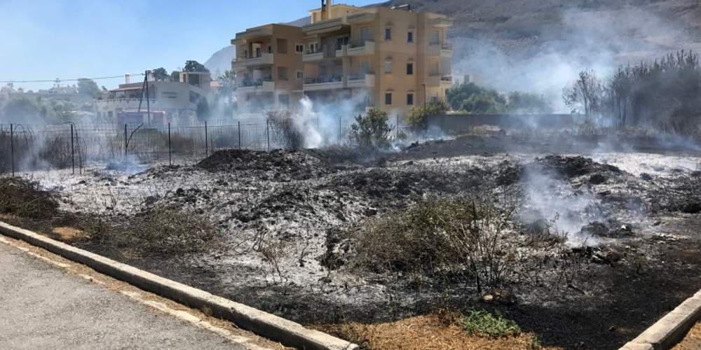Συναγερμός στην Σούδα από πυρκαγιά που ξέσπασε σε οικόπεδο [εικόνες & βίντεο]