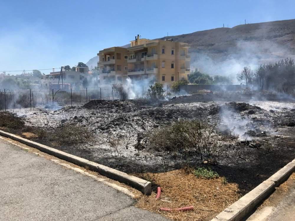 Συναγερμός στην Σούδα από πυρκαγιά που ξέσπασε σε οικόπεδο [εικόνες & βίντεο]