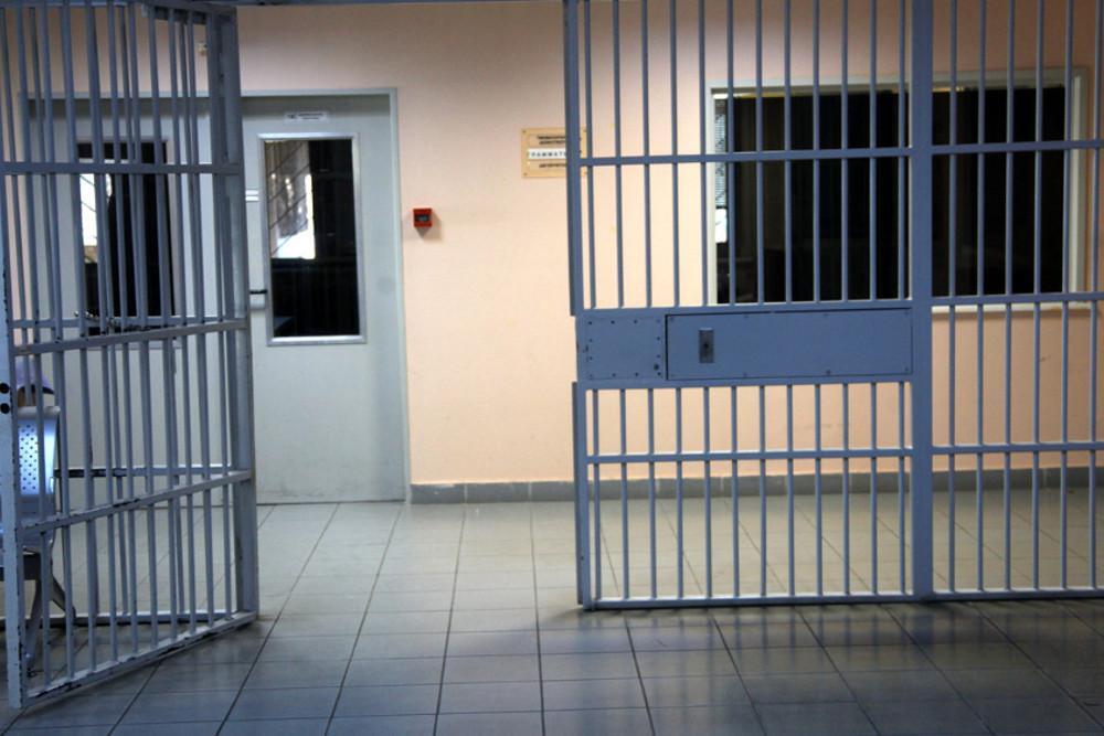 Φυλακές Τρικάλων: Κουκουλοφόροι μαχαίρωσαν κρατούμενους σε κελί