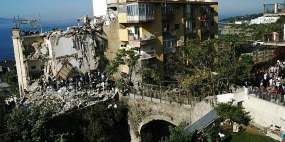 Δύο πυροσβέστες τραυματίες και επτά αγνοούμενοι στο κτήριο που κατέρρευσε στην Ιταλία [βίντεο]