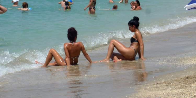 Καιρός: Ώρα για βουτιές – «Σκαρφαλώνει» ο υδράργυρος σε όλη τη χώρα