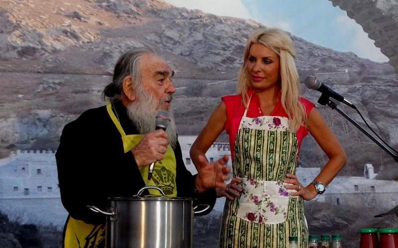 Η Ελένη Μενεγάκη μαγείρεψε με τον πνευματικό της στην Άνδρο – Χαμός στο νησί [εικόνες & βίντεο]