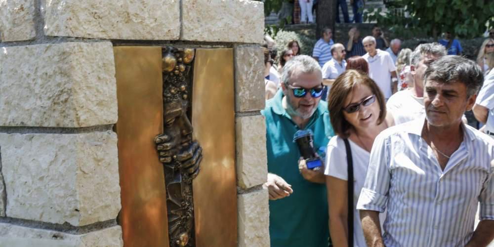 Αυτό είναι το πολυσυζητημένο «μνημείο πεσόντων» της ΕΡΤ [εικόνες]