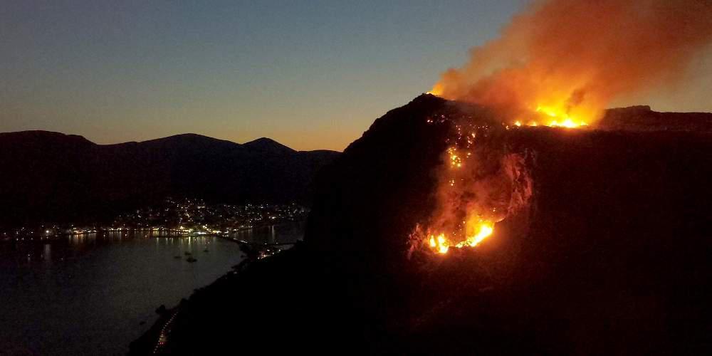 Υπό μερικό έλεγχο η φωτιά στο Κάστρο της Μονεμβασιάς [εικόνες & βίντεο]