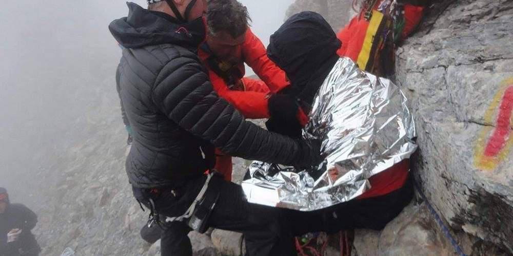 Συγκλονίζουν οι φωτογραφίες από τη διάσωση του ορειβάτη στον Όλυμπο [εικόνες]