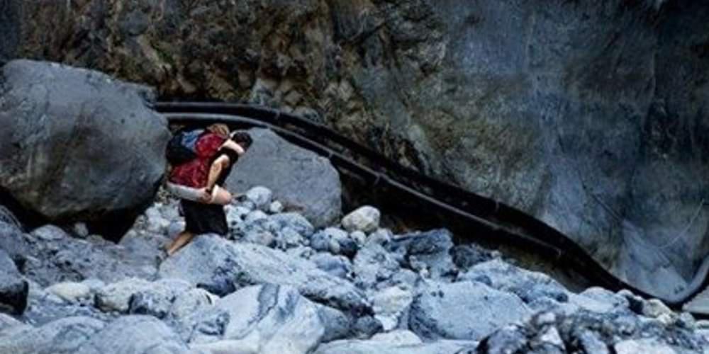 Ο πατέρας που συγκίνησε το διαδίκτυο: Διέσχισε το Φαράγγι της Σαμαριάς κουβαλώντας την ανάπηρη κόρη του
