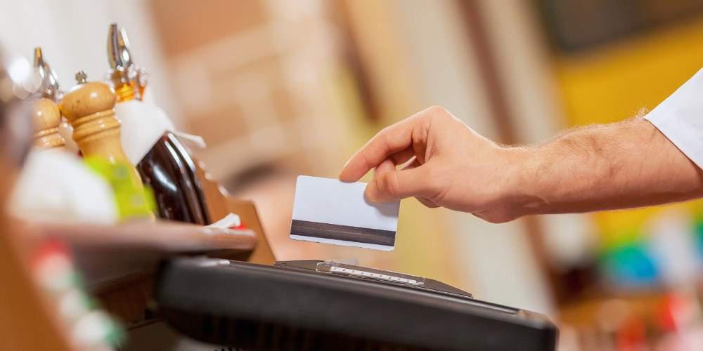 Βουλευτές ΣΥΡΙΖΑ: Πολύ υψηλή η προμήθεια που χρεώνουν οι τράπεζες