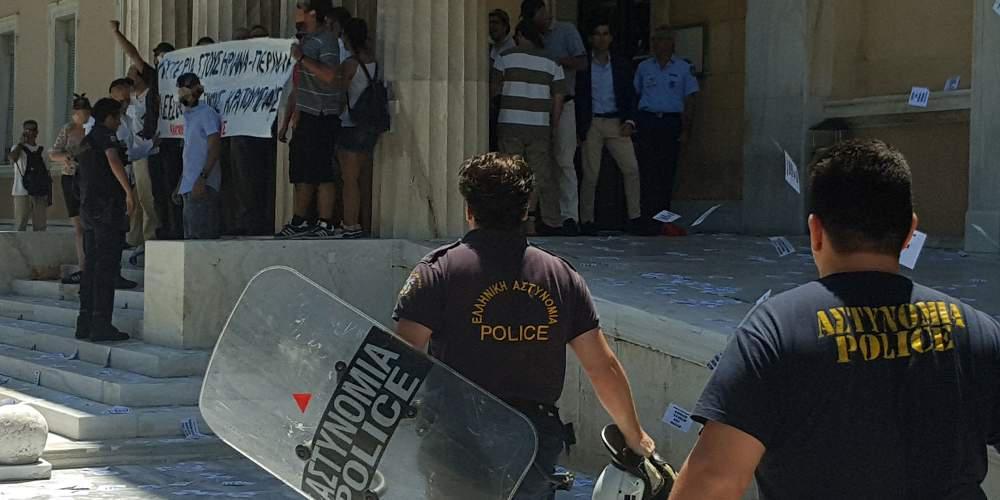 Ο Βούτσης έδωσε οδηγία να μην προσαχθούν τα μέλη του Ρουβίκωνα στην Βουλή! [εικόνες]