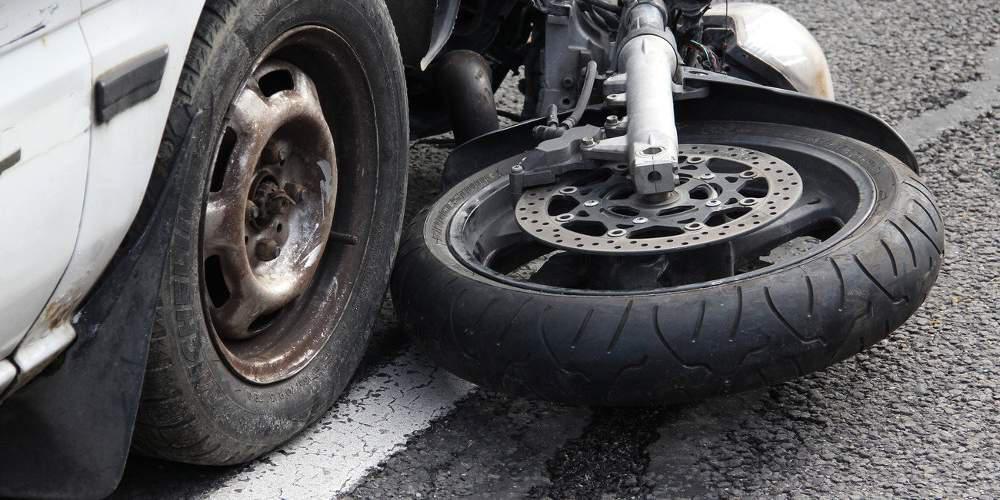 Σοβαρό τροχαίο στη Σύρο με έναν νεκρό – Μηχανή συγκρούστηκε με αυτοκίνητο σε διασταύρωση του νησιού