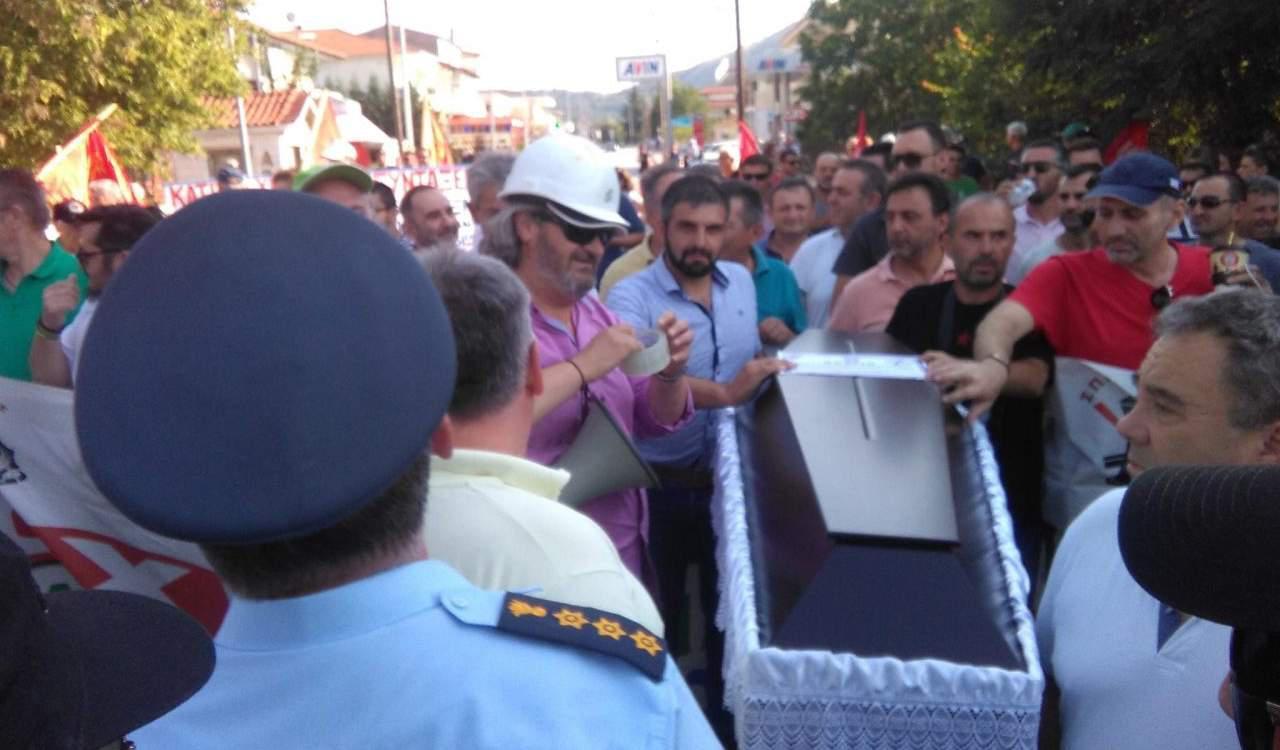Με φέρετρο υποδέχθηκαν τον Τσίπρα στη Κοζάνη [εικόνες & βίντεο]