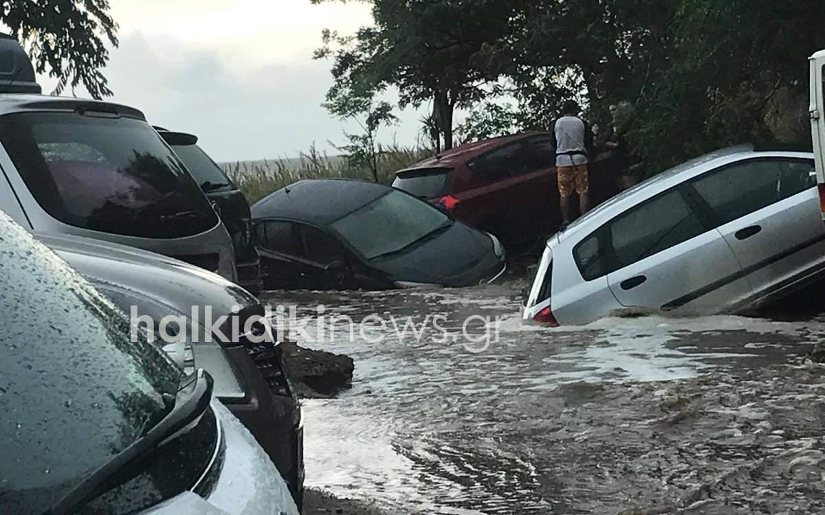 Εικόνες αποκάλυψης στη Σιθωνία: Παρασύρθηκαν αυτοκίνητα από την βροχή – Εκκενώθηκε κάμπινγκ [εικόνες]