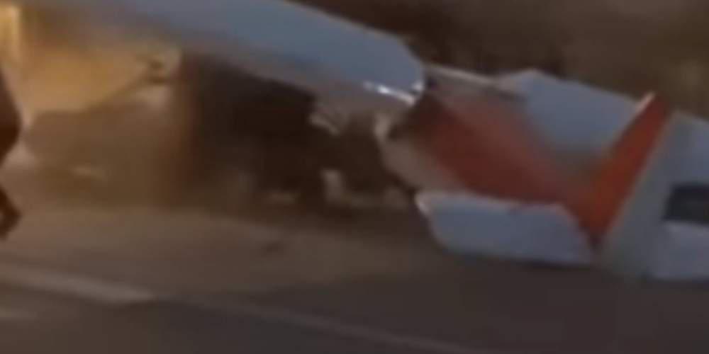 Απίθανο τροχαίο: Αεροπλάνο συγκρούστηκε με αυτοκίνητο [βίντεο]