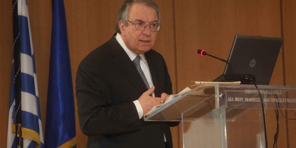 Mπαμπινιώτης για τους σημαιοφόρους με κλήρωση: Λάθος της κυβέρνησης να συγκρίνει την αριστεία με την ισότητα