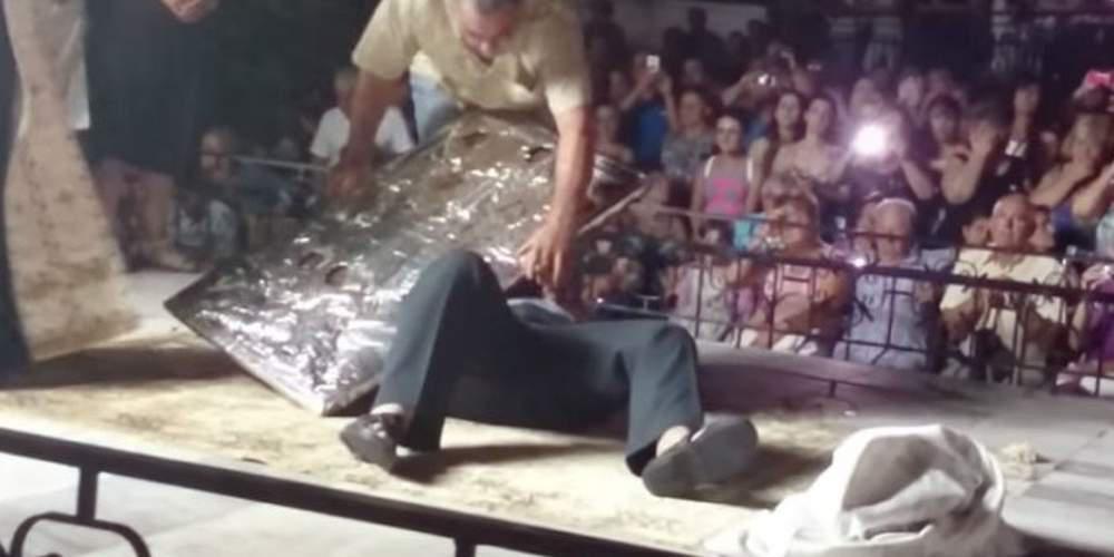 Θαυματουργή εικόνα χτυπιέται μόνη της σε πανηγύρι στην Καβάλα [βίντεο]