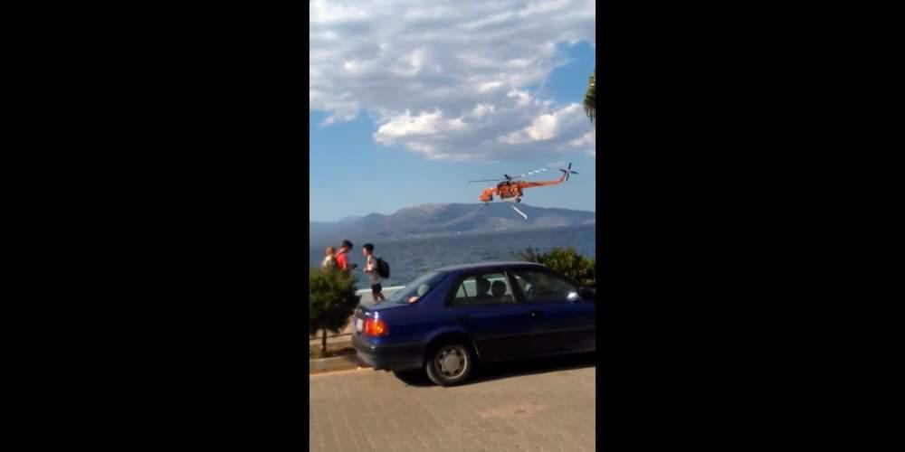 Δείτε το ελικόπτερο της πυροσβεστικής να ανεφοδιάζεται στην παραλία του Καλάμου – Συγκλονιστικές εικόνες