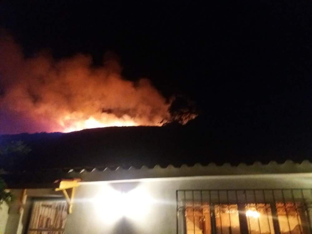 Μεγάλες φωτιές καίνε την Κεφαλονιά [εικόνες & βίντεο]