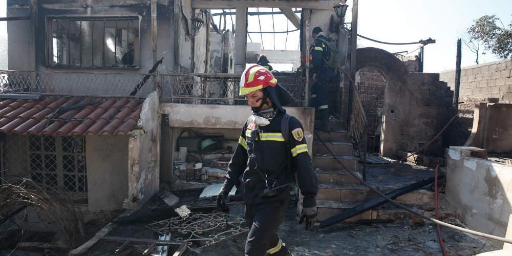 Συγκλονιστικές εικόνες των Ελλήνων πυροσβεστών από τα πύρινα μέτωπα