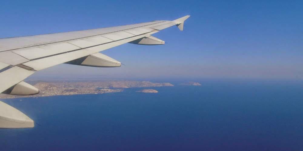 Απίστευτο: 17χρονος άνοιξε την πόρτα κινδύνου αεροπλάνου και γλίστρησε στο φτερό