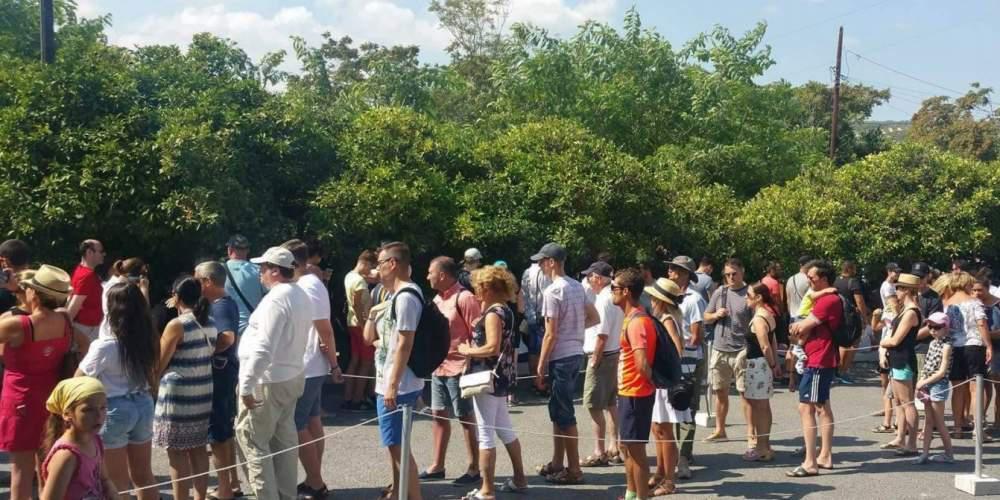 Τεράστιες οι ουρές στην Κνωσσό, ταλαιπωρία για τους επισκέπτες [εικόνες & βίντεο]