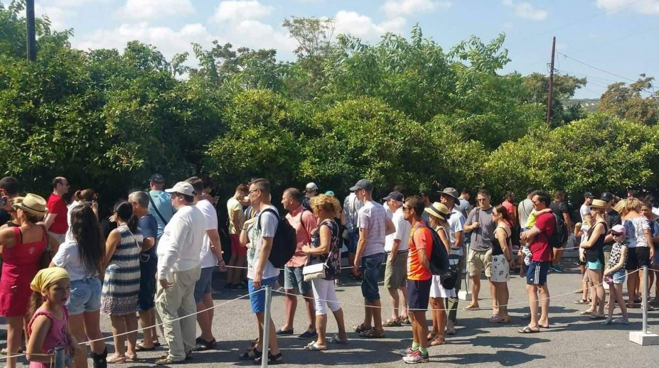 Τεράστιες οι ουρές στην Κνωσσό, ταλαιπωρία για τους επισκέπτες [εικόνες & βίντεο]