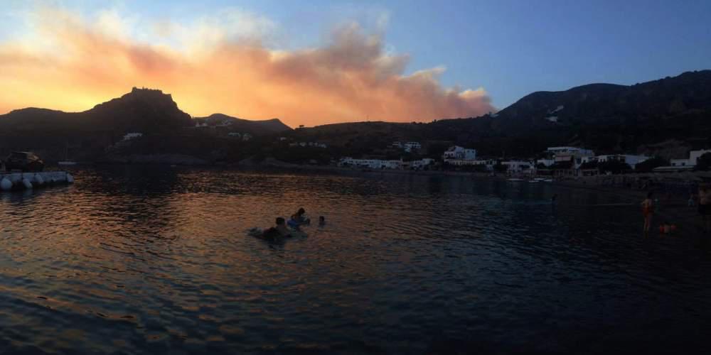 Ολονύχτια μάχη με τις φλόγες στα Κύθηρα – Εκκενώθηκε οικισμός