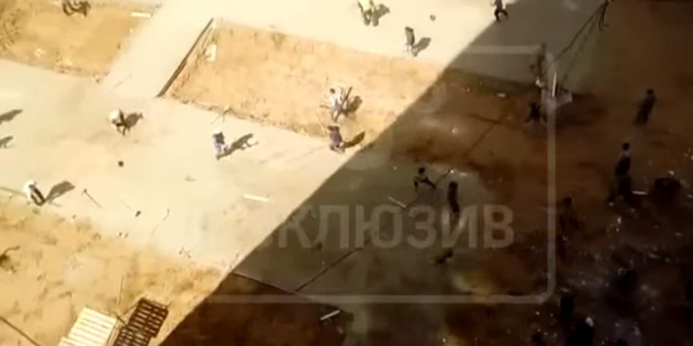 Χάος σε εργοτάξιο στη Μόσχα – Μάχη με σφυριά, φτυάρια και γκασμάδες [βίντεο]