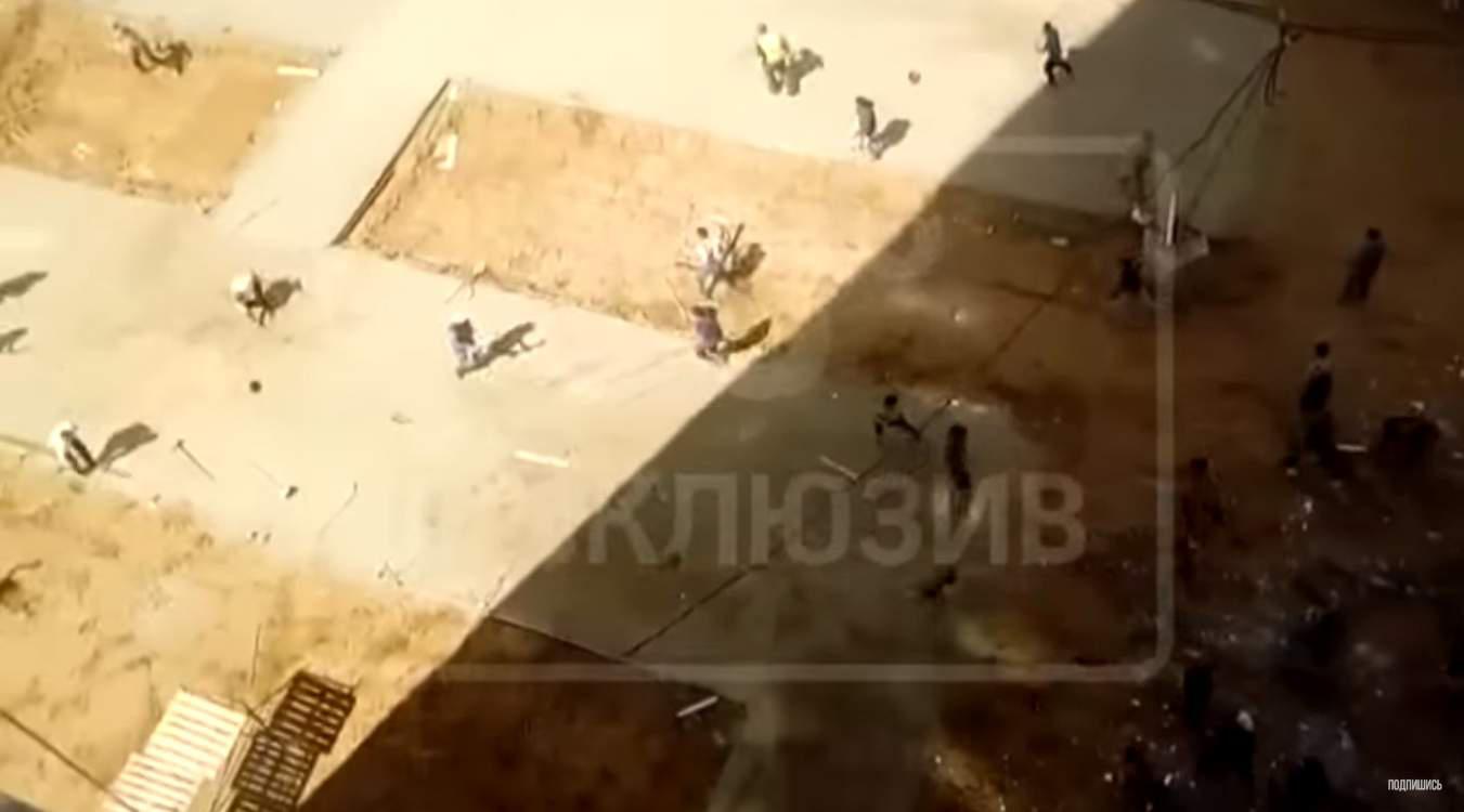 Χάος σε εργοτάξιο στη Μόσχα – Μάχη με σφυριά, φτυάρια και γκασμάδες [βίντεο]