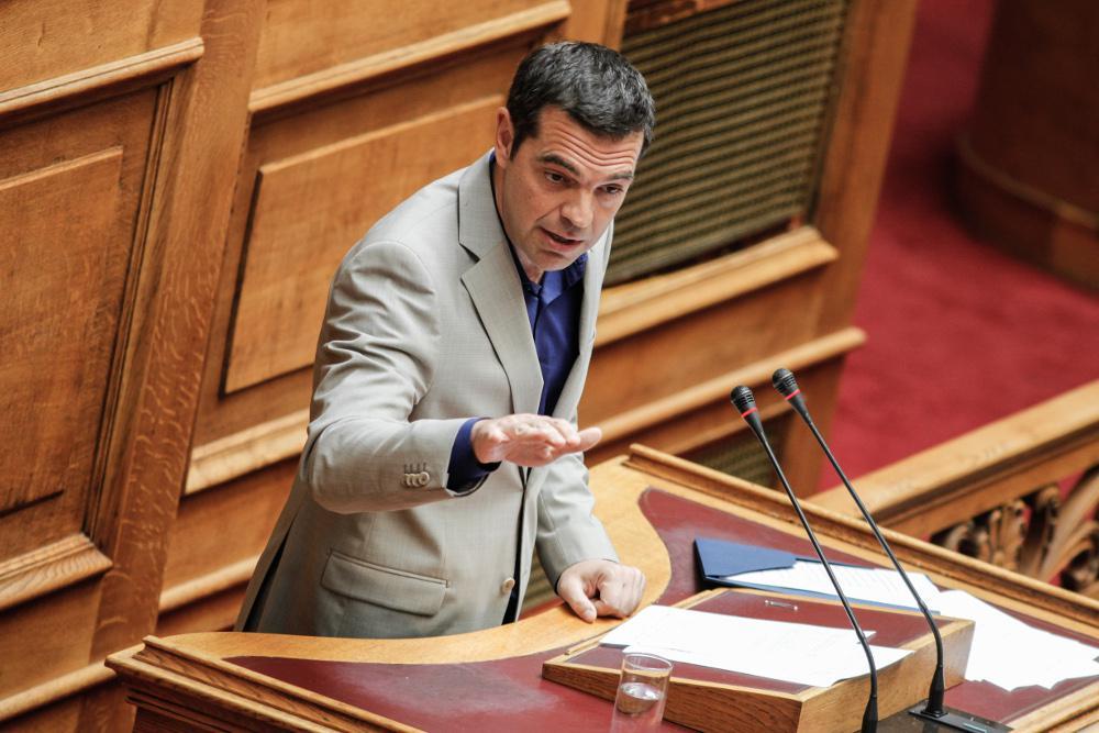 Κόβει κορδέλες εκεί που διαδήλωνε
