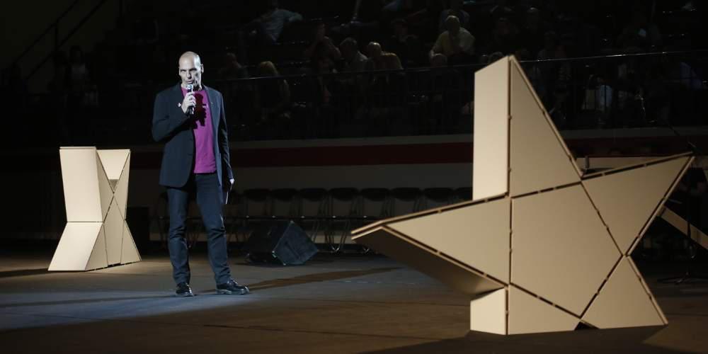 Νέο «χτύπημα» Βαρουφάκη: Ανεπρόκοπος ο Τσίπρας, υπογράφει ό,τι του φέρνει ο Σόιμπλε