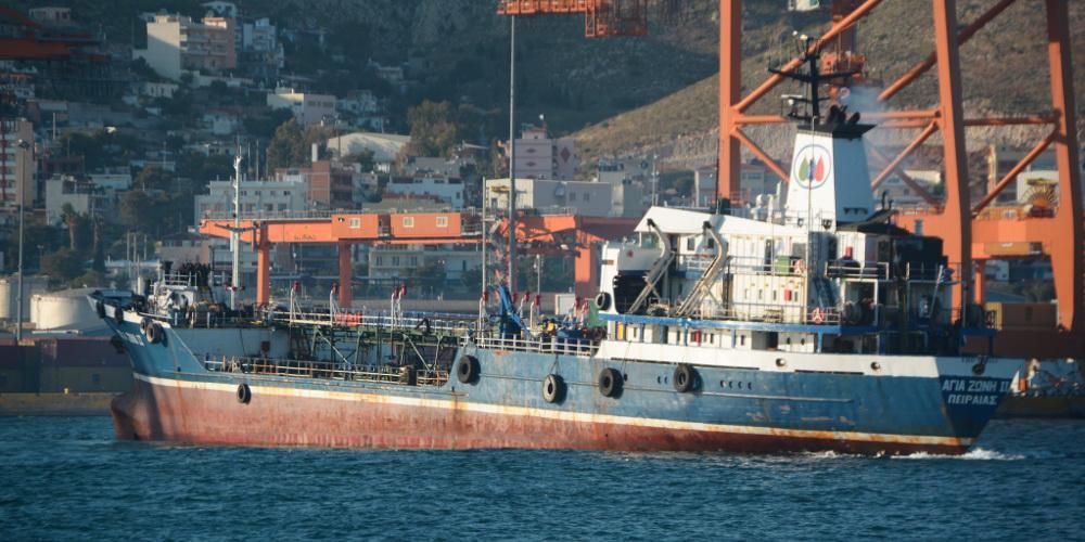 Δεν έχει πιστοποιητικό αξιοπλοΐας το «Αγία Ζώνη» που ρύπανε τον Σαρωνικό