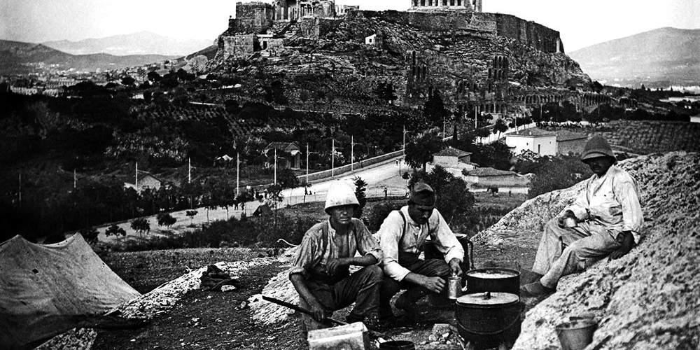Μια Αθήνα… αγνώριστη – Άγνωστα καρέ μας ταξιδεύουν έναν αιώνα πίσω
