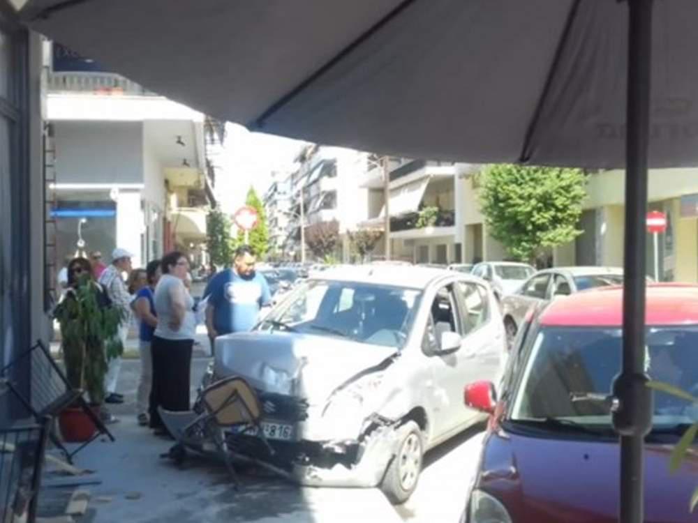 Αυτοκίνητο εισέβαλε σε… καφενείο στα Τρίκαλα [εικόνα]