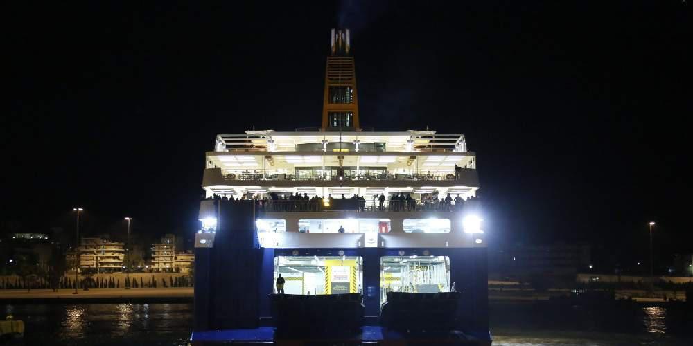 Διαρροή πετρελαίου από το Blue Star Patmos στο λιμάνι του Πειραιά