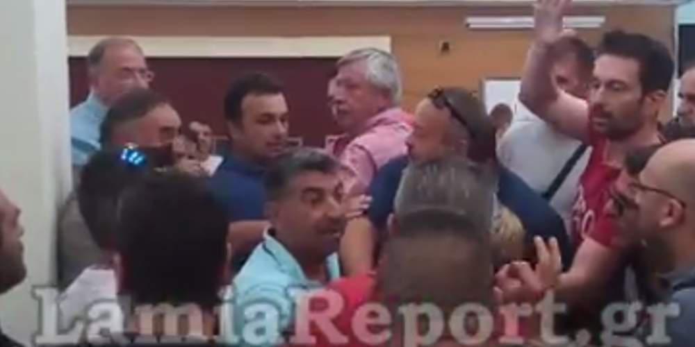 Παραλίγο ξύλο: Μεγάλη ένταση στο Δημοτικό Συμβούλιο Λαμίας [βίντεο]