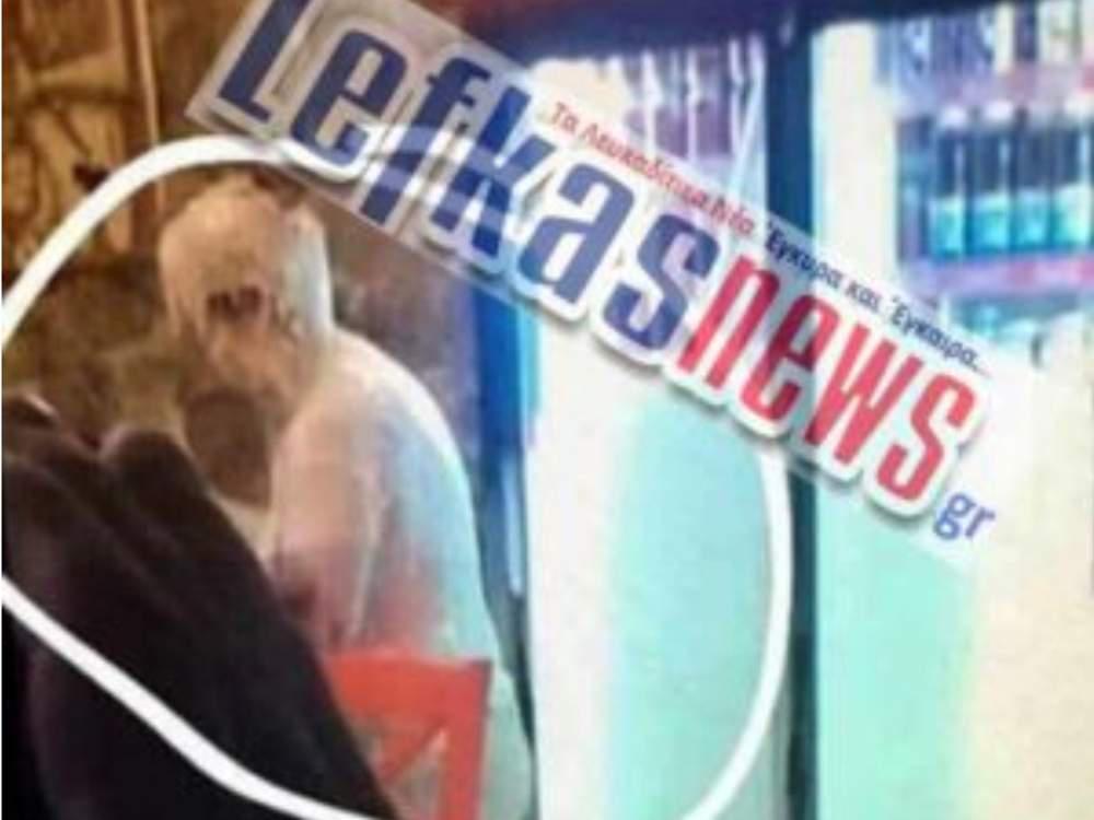 Στη δημοσιότητα η φωτογραφία των «λουσμένων» με… κρέπα εφοριακών [εικόνα]