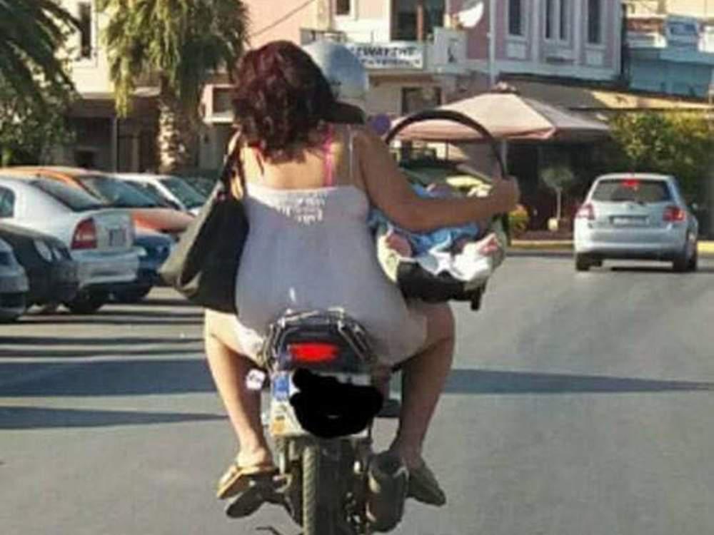 Φωτογραφία-σοκ από την Μυτιλήνη: Μεταφέρουν νεογέννητο με μηχανάκι