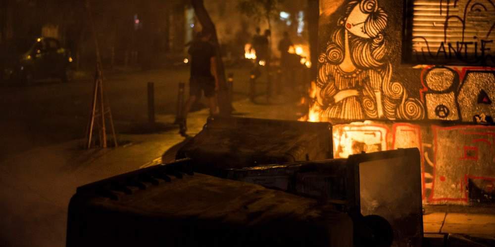 Πεδίο μάχης ξανά τα Εξάρχεια – Πέτρες και μολότοφ από τους κουκουλοφόρους