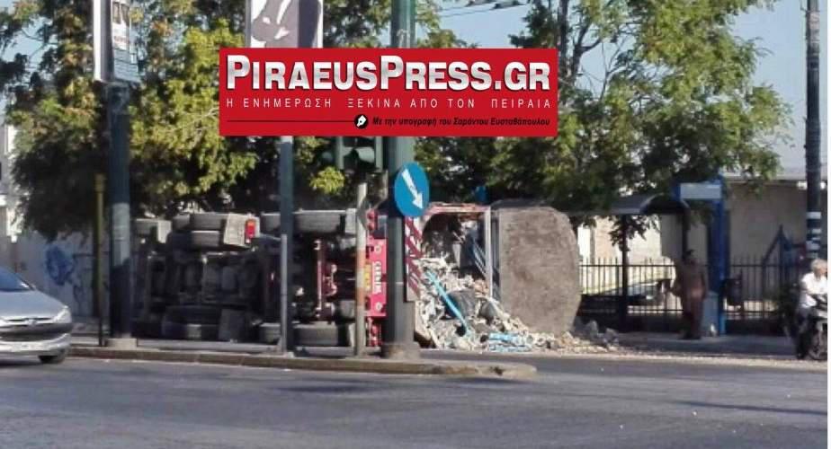 Ανετράπη φορτηγό στην Πέτρου Ράλλη [εικόνα]