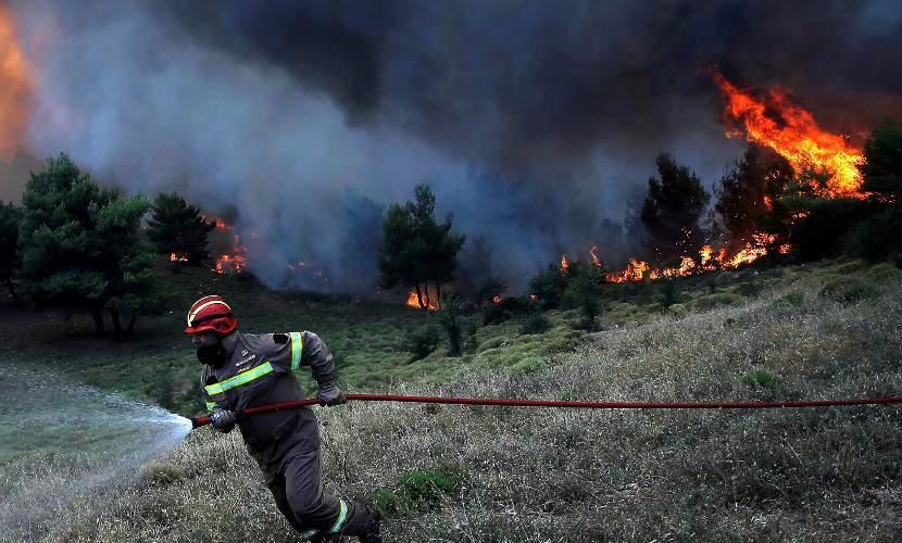 Μεγάλη φωτιά στο Κούτσι Νεμέας – Επιχειρούν πάνω από 120 πυροσβέστες