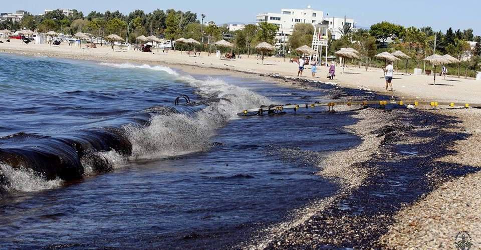 «Δίνουμε άνιση μάχη»: Φωτογραφίες-σοκ από τις ακτές της Γλυφάδας που πλημμύρισαν με πετρέλαιο